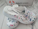 Papuci inchisi, alb, model floral
