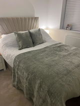 Shannon Raybould review photo