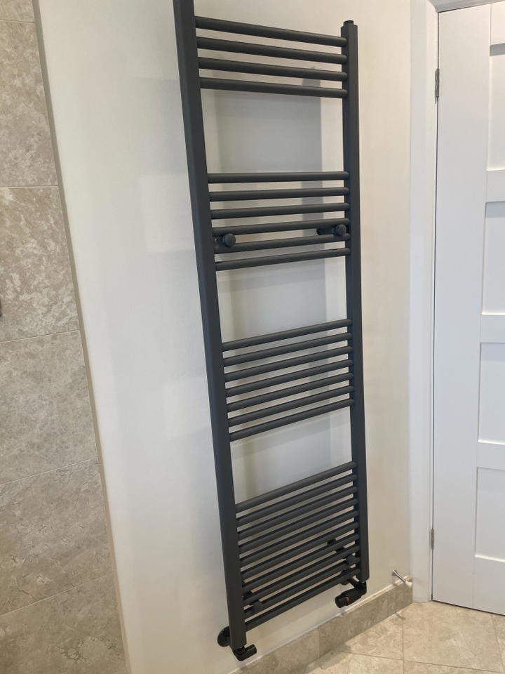 Customer photo: 1200 x 500 anthracite rail installed in a bathroom