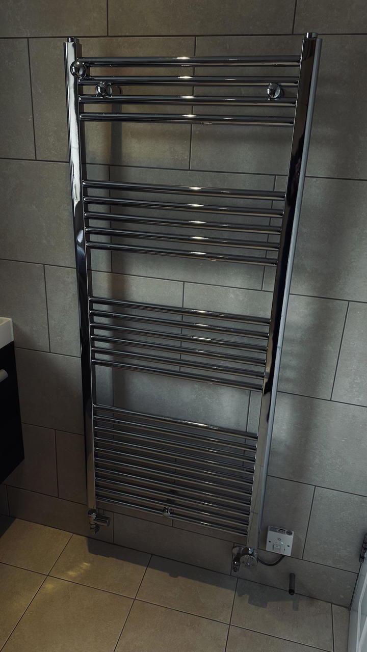 Customer photo: 1400 x 600 chrome electric rail installed in a bathroom
