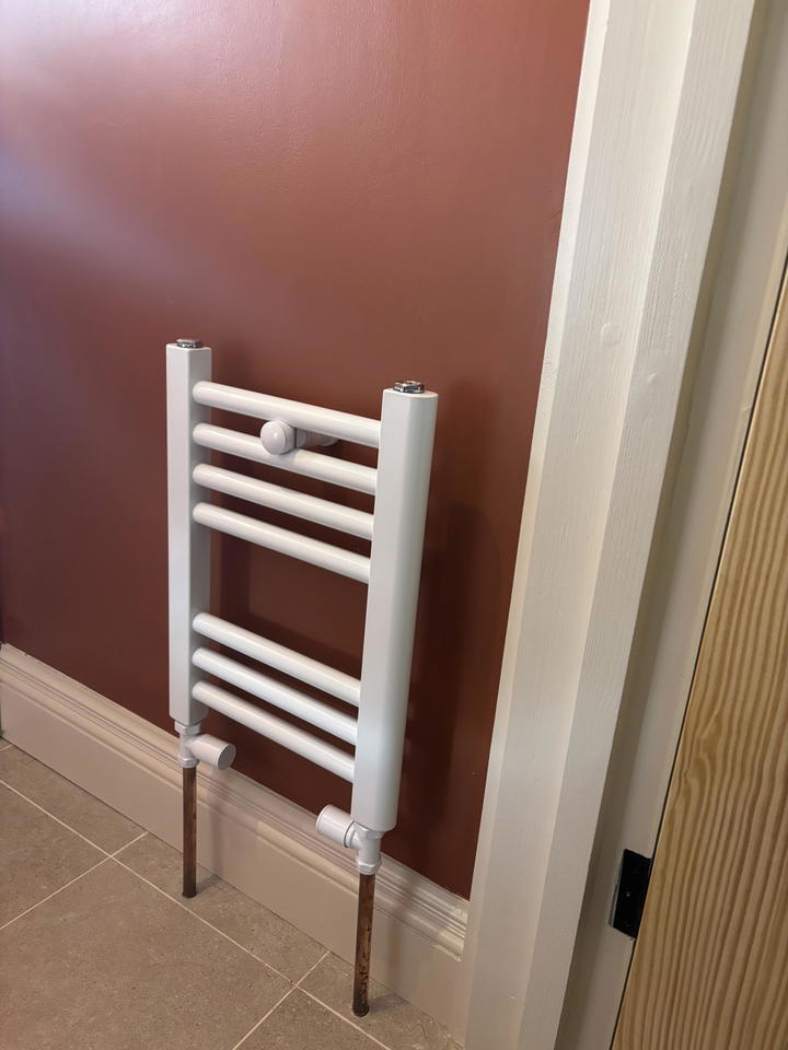 Customer photo: 400 x 300 white towel rail installed in a bathroom