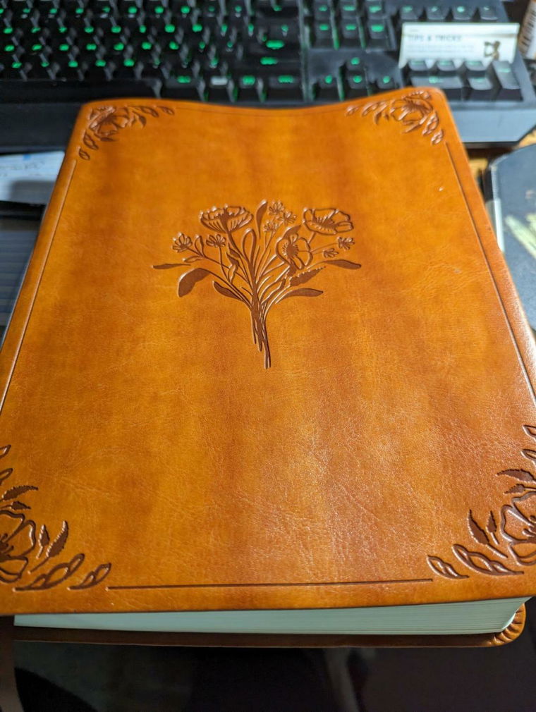 Customer photo of CSB NOTETAKING BIBLE : VIENNA THEME (CSB)