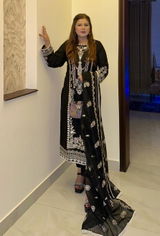 Ayesha Aslam review photo