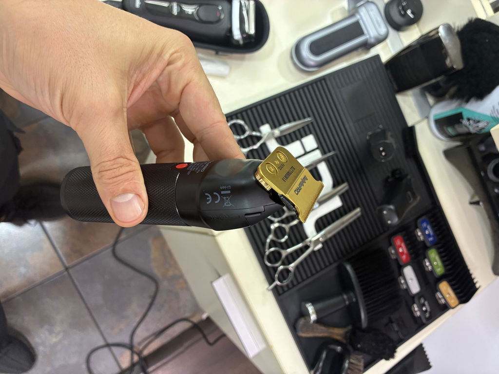 Aparat de Contur Profesional Babyliss Pro Skeleton Fxone Cu  Baterie Interschimbabilă Și Motor Digital High Torque