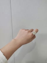 J**r review photo