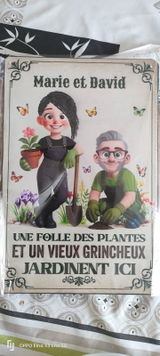 Une Folle Des Plantes Et Un Vieux Grincheux - Jardinent Ici – Plaque En Métal Personnalisée