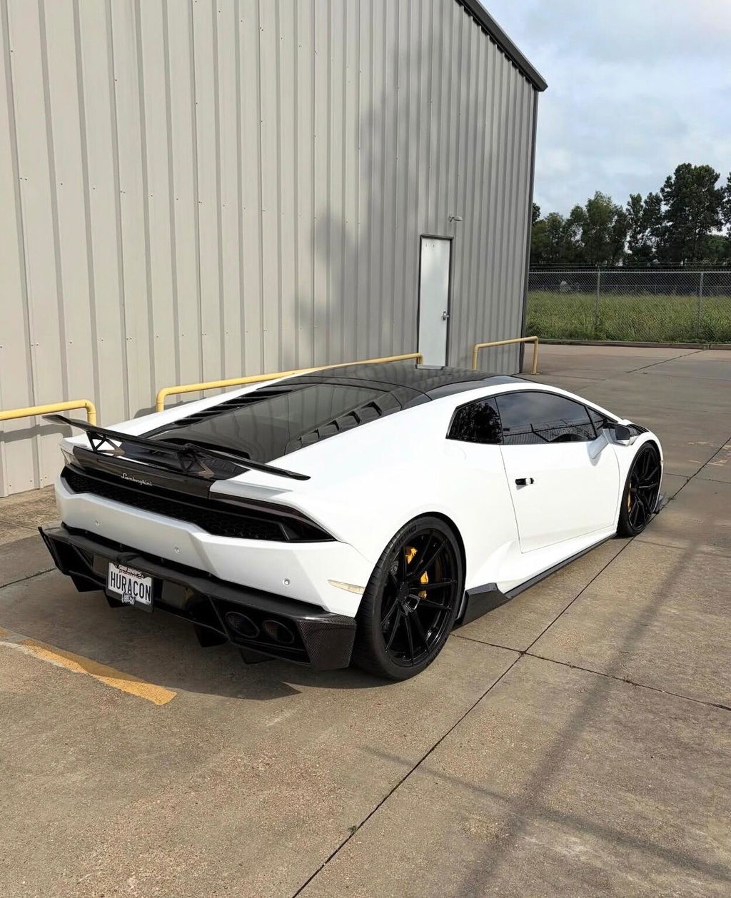Dodge Challenger – Carbon Fiber Vented Hellcat Style Hood