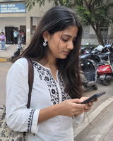 Riddhi Solanki review photo