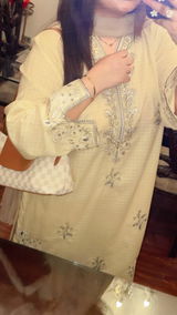 Aliza Zeeshan review photo