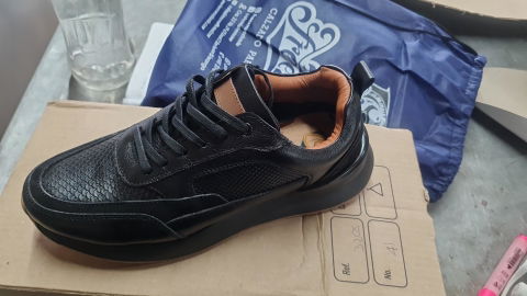 TENIS PARA HOMBRE EN CUERO NEGRO X CREPE  REF: VERONA 3205
