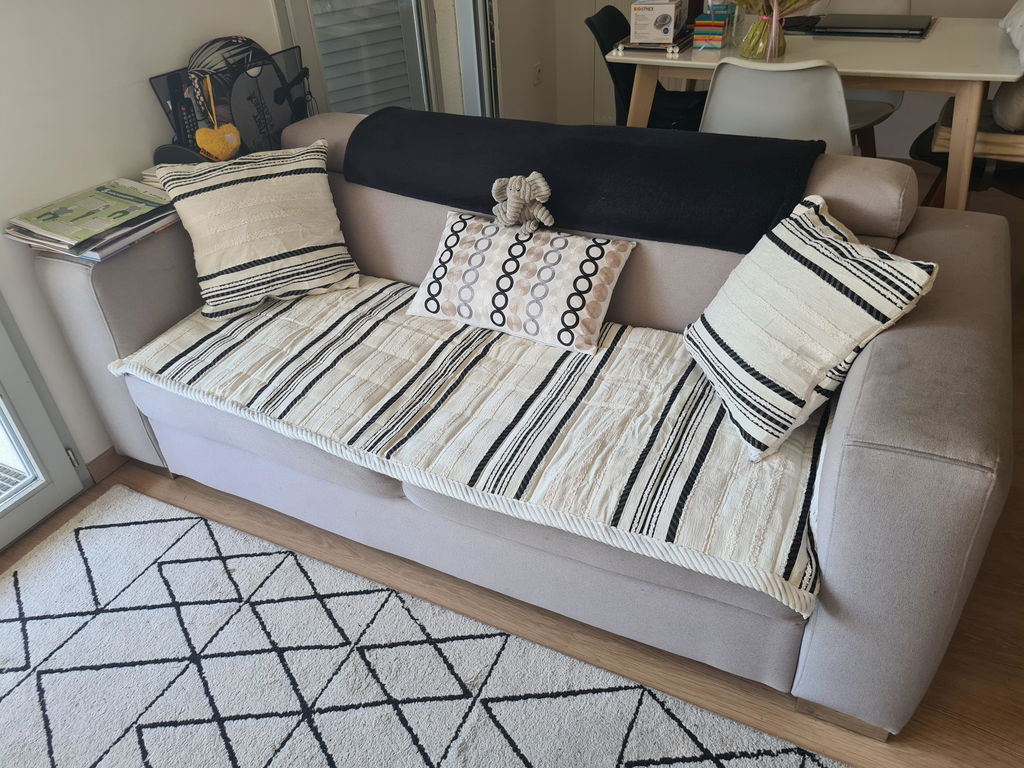 Housse de canapé antidérapante en peluche rayée en chenille avec matelas confortable pour animaux