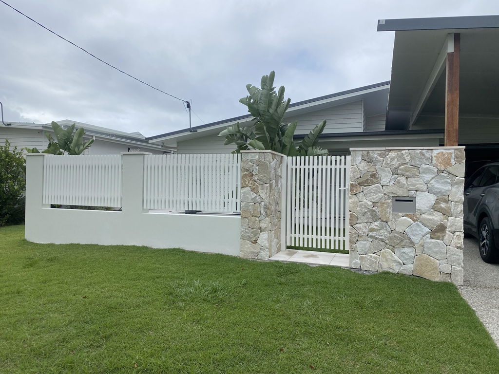 Aluminium Batten Gate 1m Wide - Natural White with Handle (Right Hand Side)