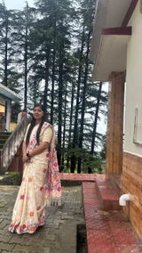 Pooja uniyal review photo