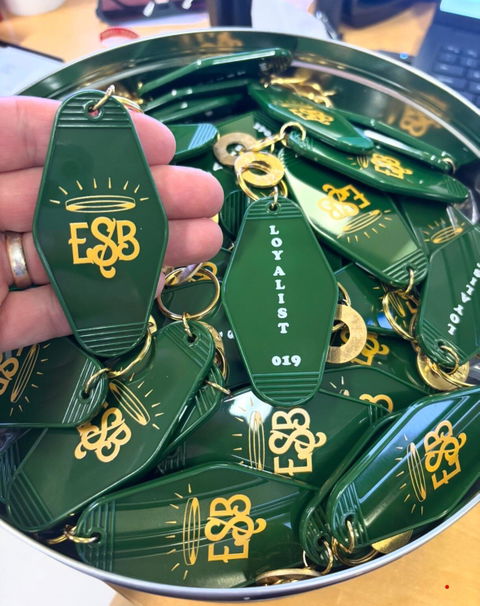 Custom Logo Retro Plastic Tag Keychains For Business Hotel Motel Luggage