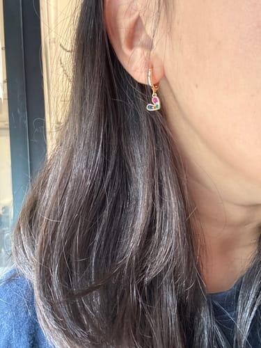 Foto de M.G. con Argollas Corazones Multicolor - Baño de Oro 18k