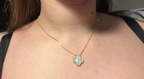 Foto de Almendra F. con Cadena Clover Nacar Trebol - Baño Oro 18k