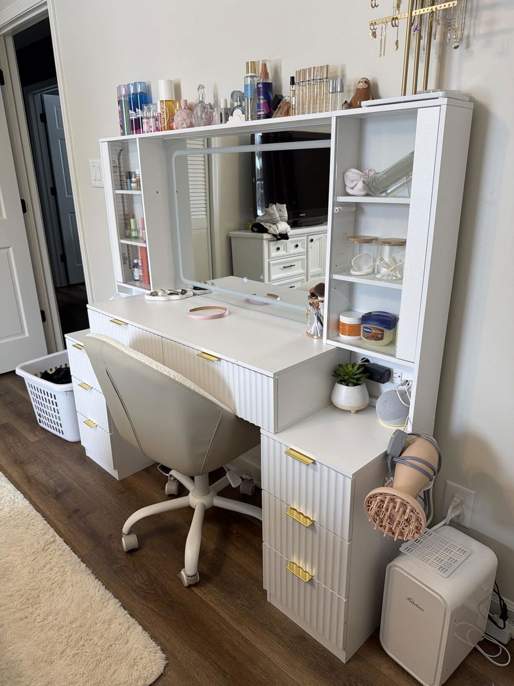 HAUOMS 59.1 Inch Vanity with Mirror and Sound Sync LED Lights Large Fluted Vanity Table with 8 Drawers Charging Station