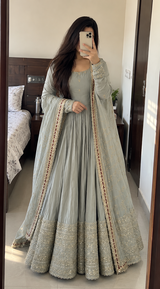 Ritika Sen review photo