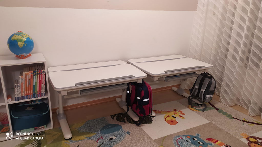 JOJO Kinderschreibtisch höhenverstellbar 98x70 cm für Kinder ab 6 Jahren, neigbar, mit Schublade, ergonomisch & stabil, Weiß/Grau