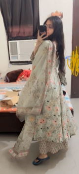 Surbhi Sharma review photo