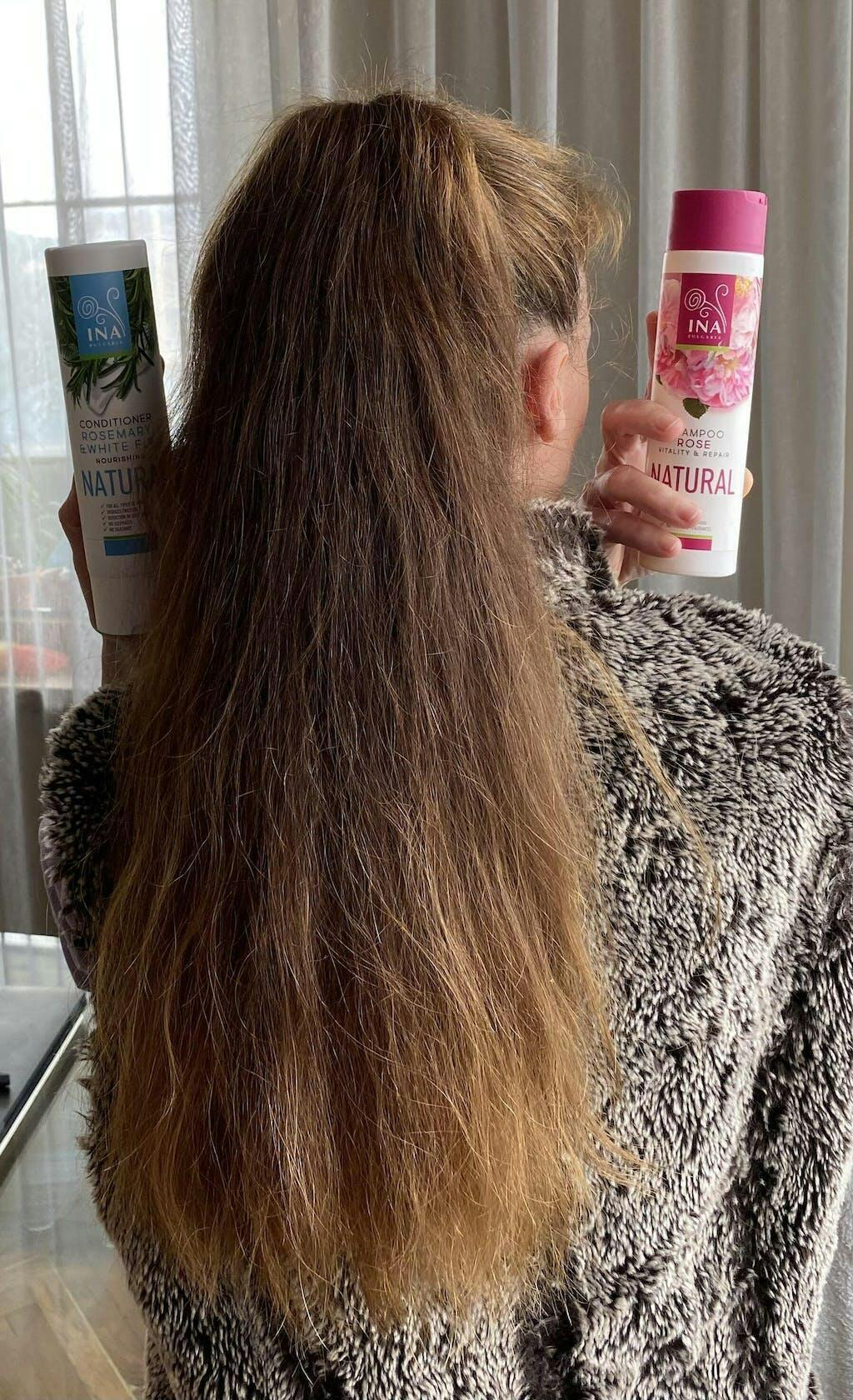 Foto de un cliente del champú natural de rosa para pelo seco de InaEssentials