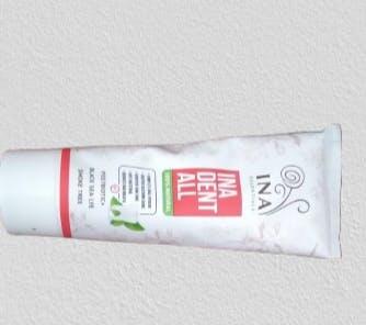 Kliento nuotrauka su burnos higienos produktais Ina Dent-All ir Hydrolina