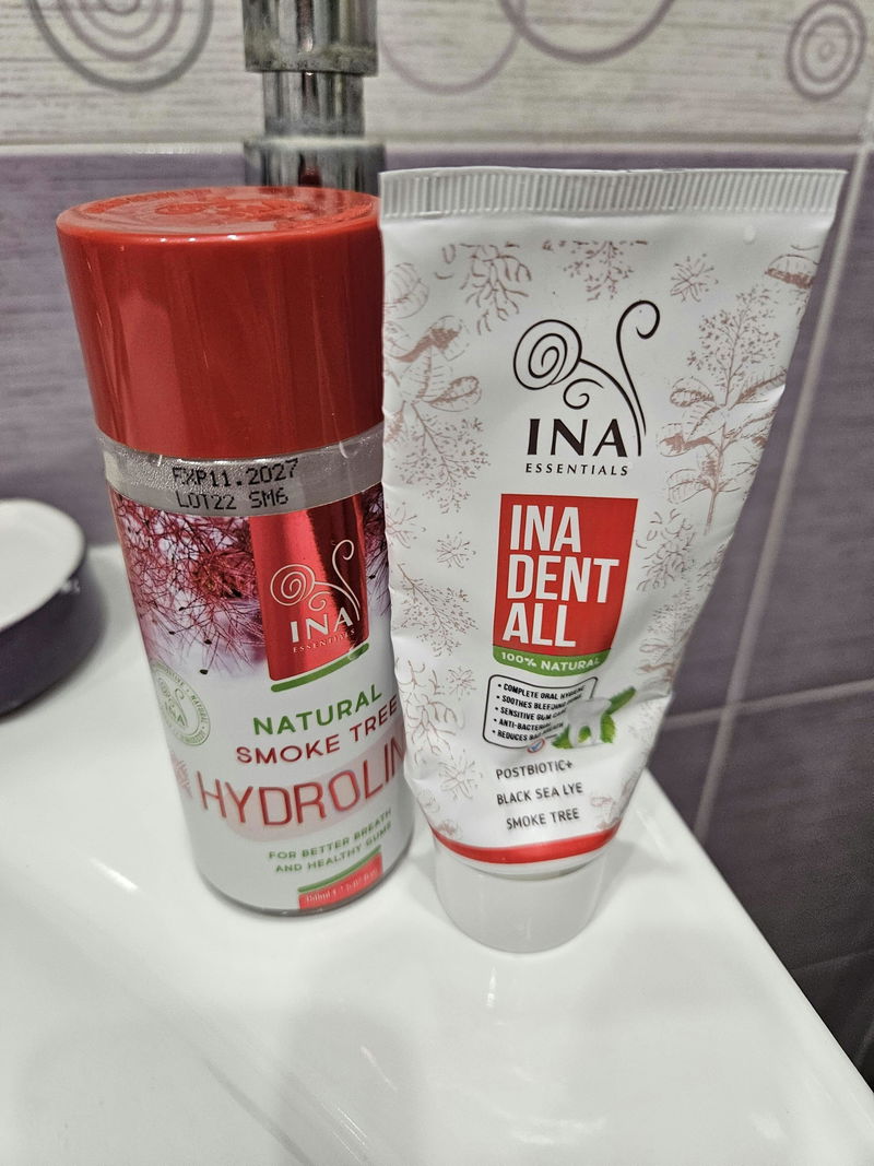 Foto van een klant met de mondhygiëneproducten Ina Dent-All en Hydrolina