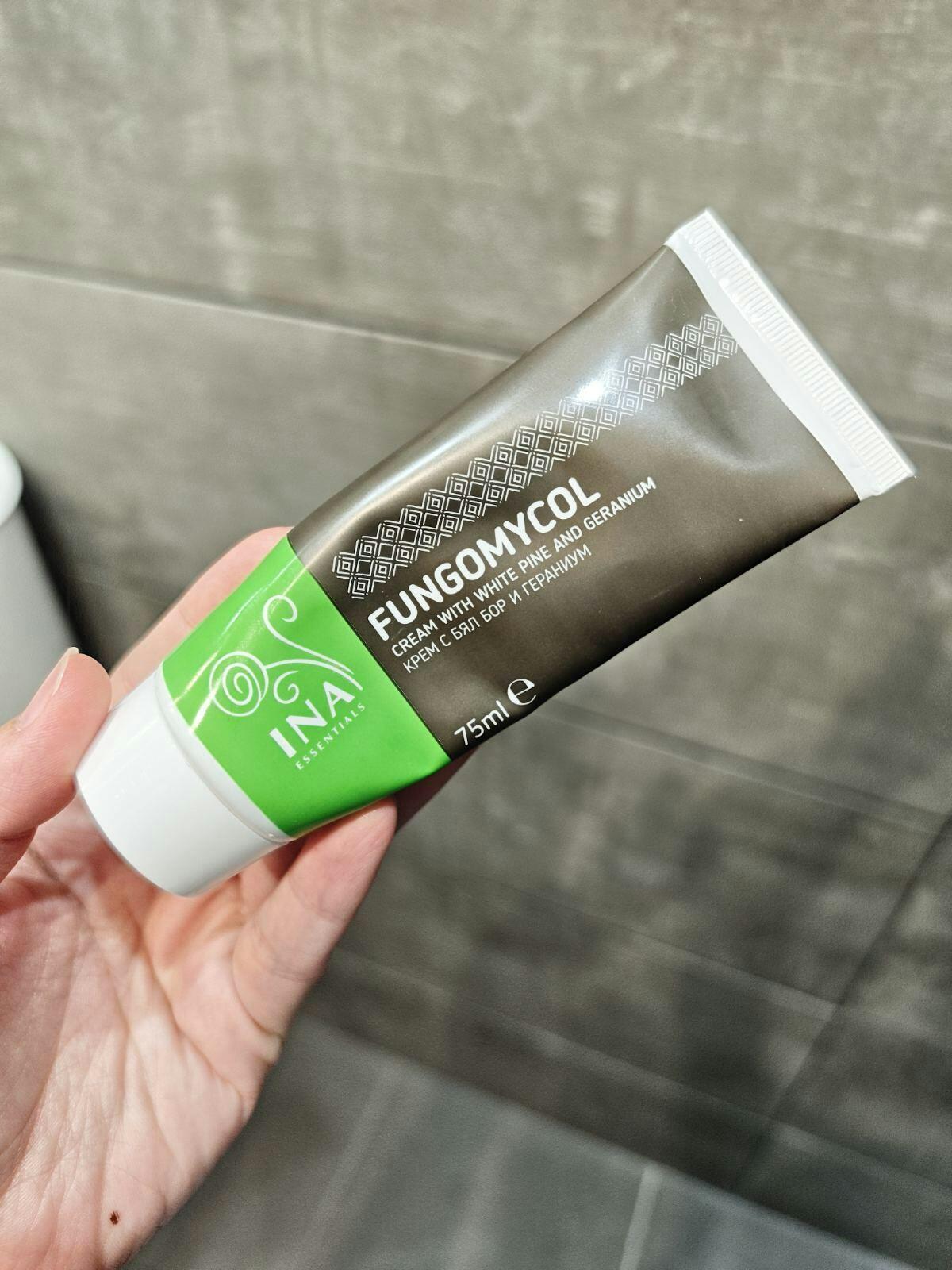 Foto uit een kopersbeoordeling van de crème voor gebarsten hielen van InaEssentials