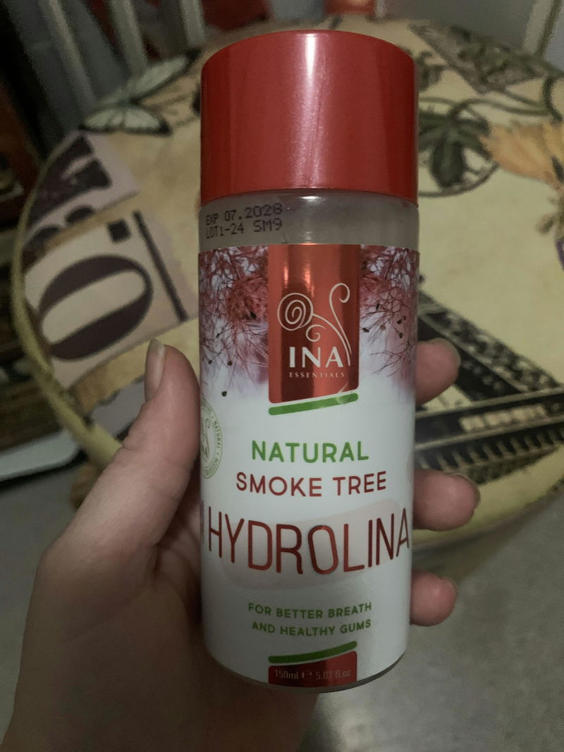 Foto van een klant met de mondhygiëneproducten Ina Dent-All en Hydrolina