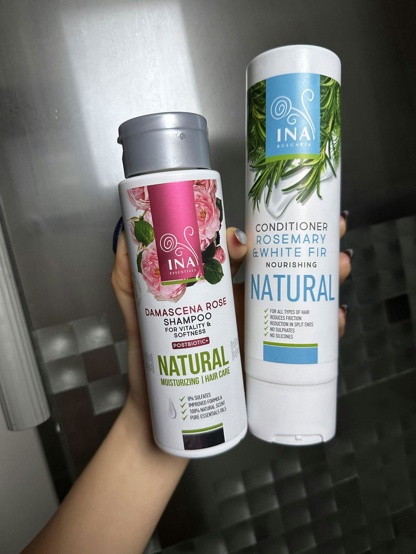 Zdjęcie klienta z naturalnym szamponem różanym do suchych włosów od InaEssentials