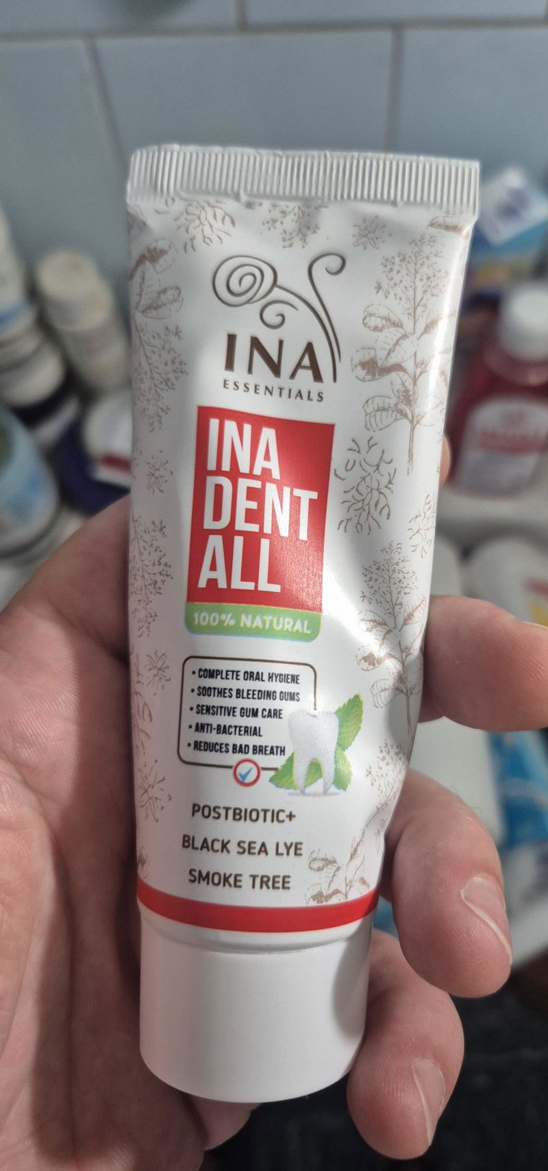Fotografija kupca sa proizvodima za oralnu higijenu Ina Dent-All i Hydrolina