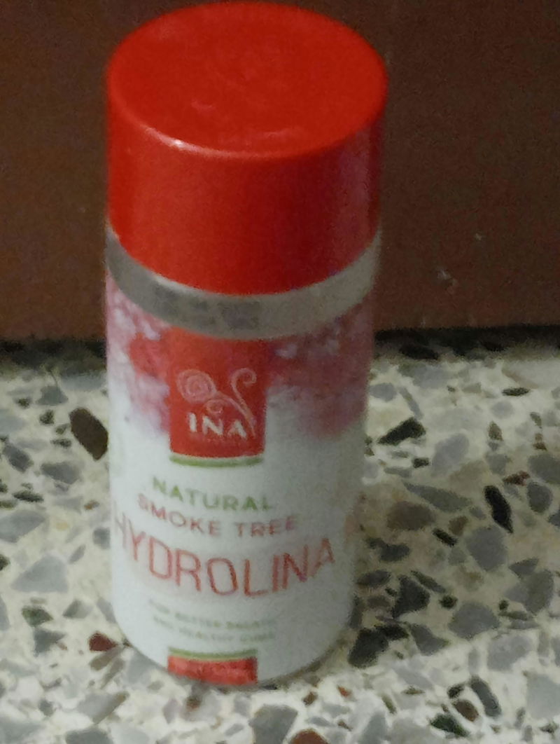 Foto eines Kunden mit den Mundhygiene-Produkten Ina Dent-All und Hydrolina