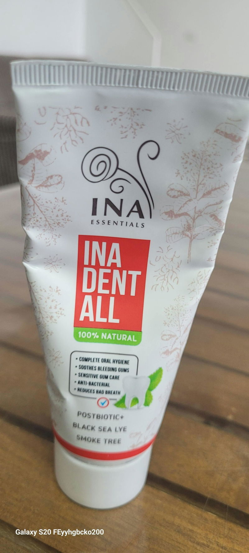 Foto eines Kunden mit den Mundhygiene-Produkten Ina Dent-All und Hydrolina