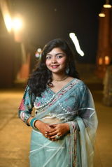 Ayushi review photo