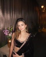 Veena Thakur review photo