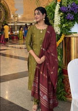 Divya Shetty review photo
