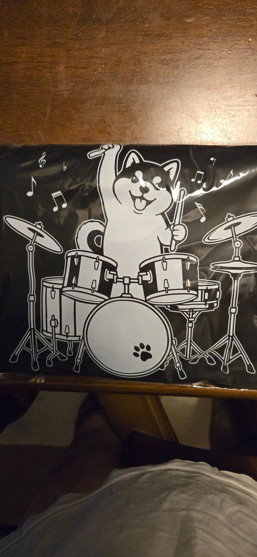 ドラムを叩く柴犬 柴犬Tシャツ | 音楽好き・犬好きに人気