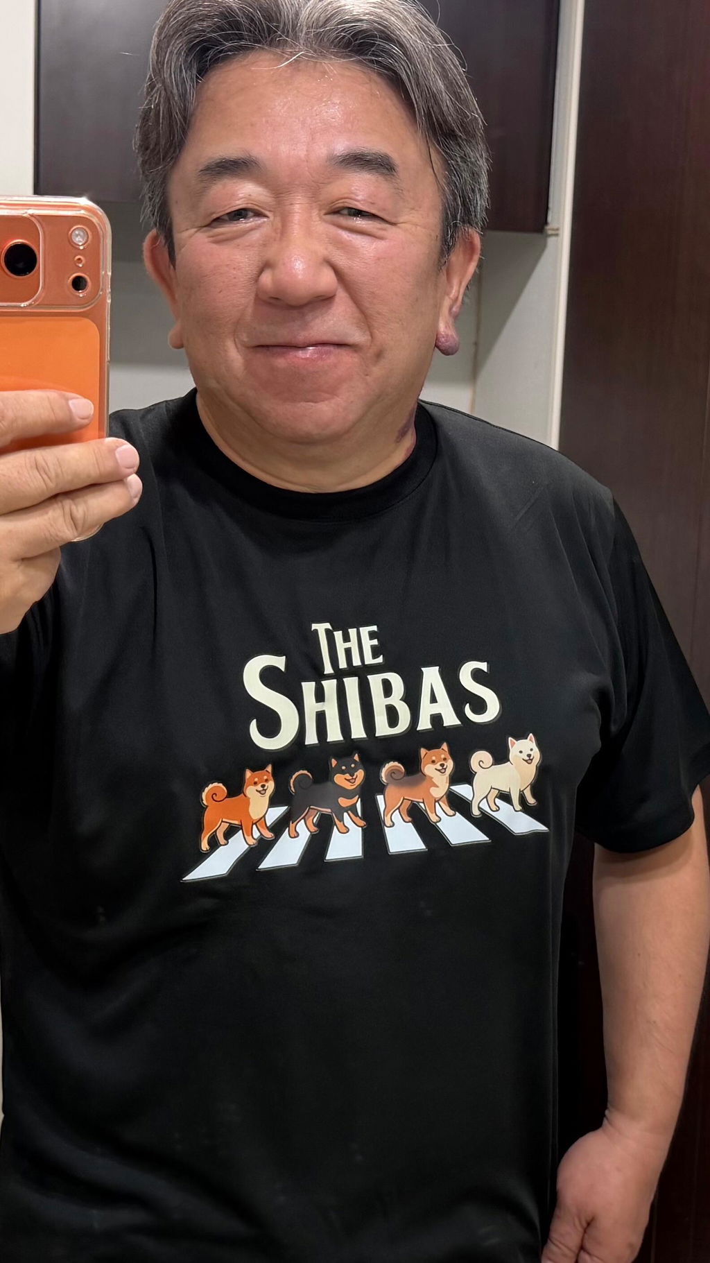 THE SHIBAS | 柴犬 横断歩道 ゆるかわパロディTシャツ【犬好き・愛犬家・ギフトに最適】