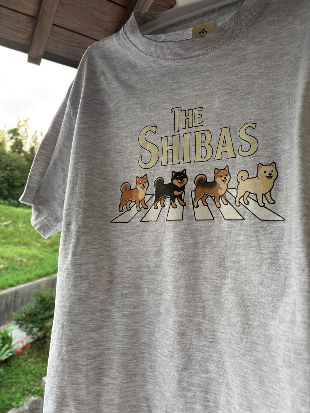 THE SHIBAS | 柴犬 横断歩道 ゆるかわパロディTシャツ【犬好き・愛犬家・ギフトに最適】
