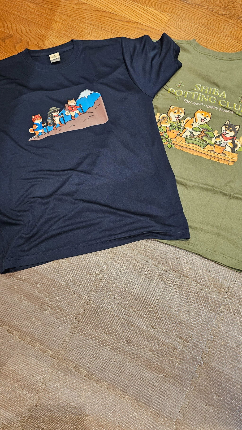 Shiba hiking club 柴犬 犬好き 登山 富士山Tシャツ｜フロントプリント