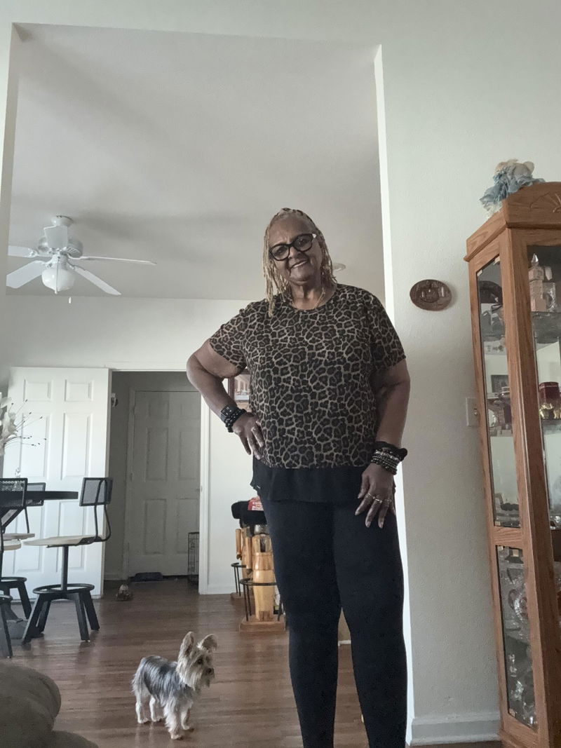 Alicia M., compradora verificada, con los leggings Sculpt 3D en casa