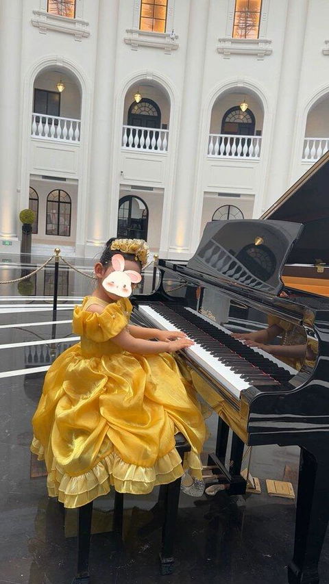 Luxury Gold Ball Gown with Off-Shoulder Ruffles Long Sleeves Party Flower Girl Dress J878