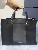An V. review photo