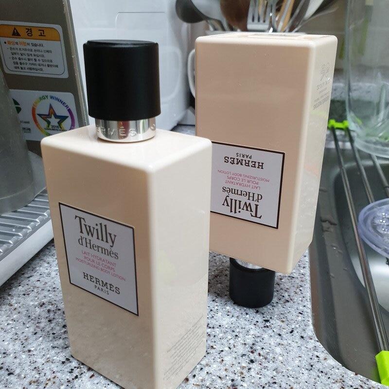 Dưỡng Thể HERMÈS Twilly d'Hermès Moisturizing Body Lotion #200 mL