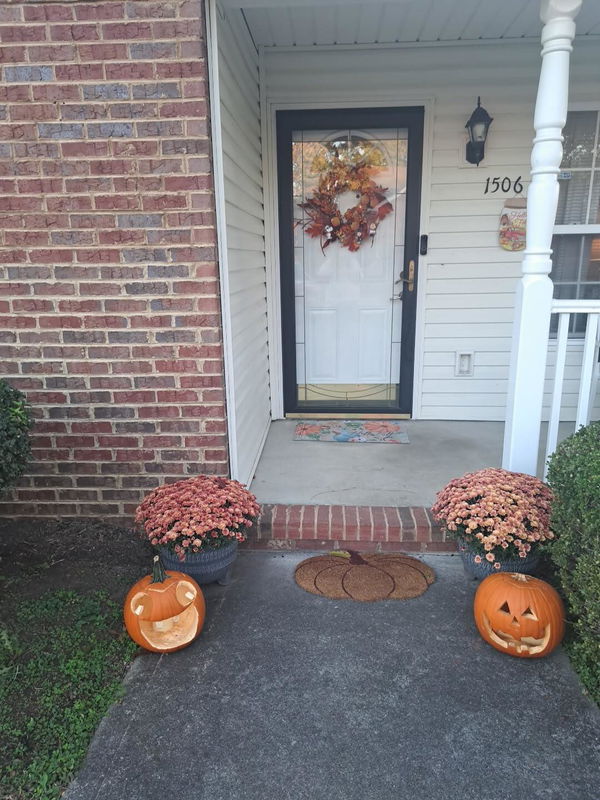 Alex J.'s Keepsake Bloom wreath at home