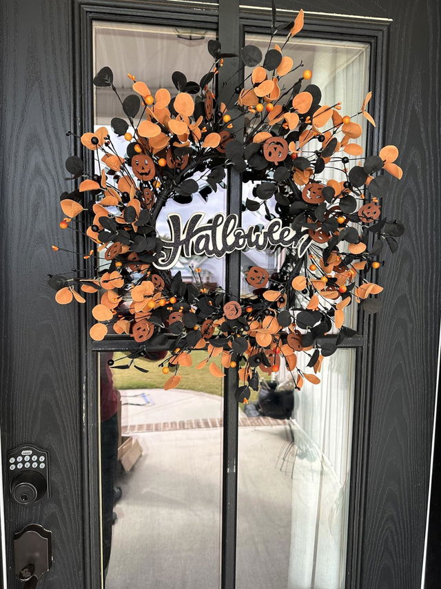 Brandon F.'s Keepsake Bloom wreath at home