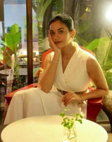 Shruti Sharma review photo