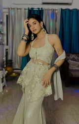 Shruti Sharma review photo