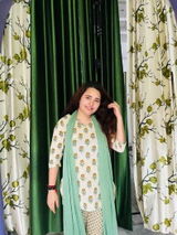 Srishti Upadhyay review photo