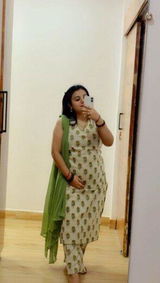 Ayushi Pandey review photo